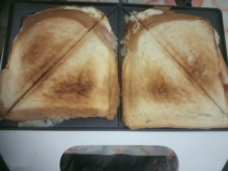 foto de Sanduicheira Britânia Bello Pane Inox Antiaderente Branca 750W