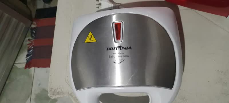 foto de Sanduicheira Britânia Bello Pane Inox Antiaderente Branca 750W