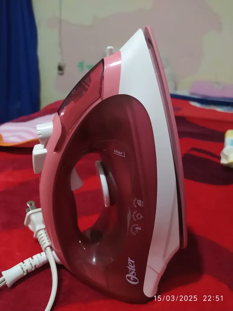 foto de Ferro a vapor com sola de cerâmica vermelha Oster Gcstbs5053