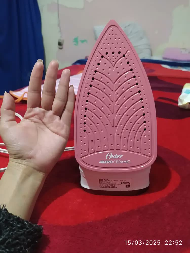foto de Ferro a vapor com sola de cerâmica vermelha Oster Gcstbs5053