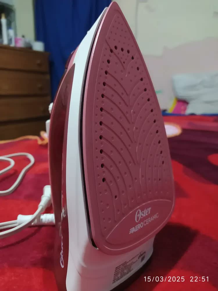 foto de Ferro a vapor com sola de cerâmica vermelha Oster Gcstbs5053