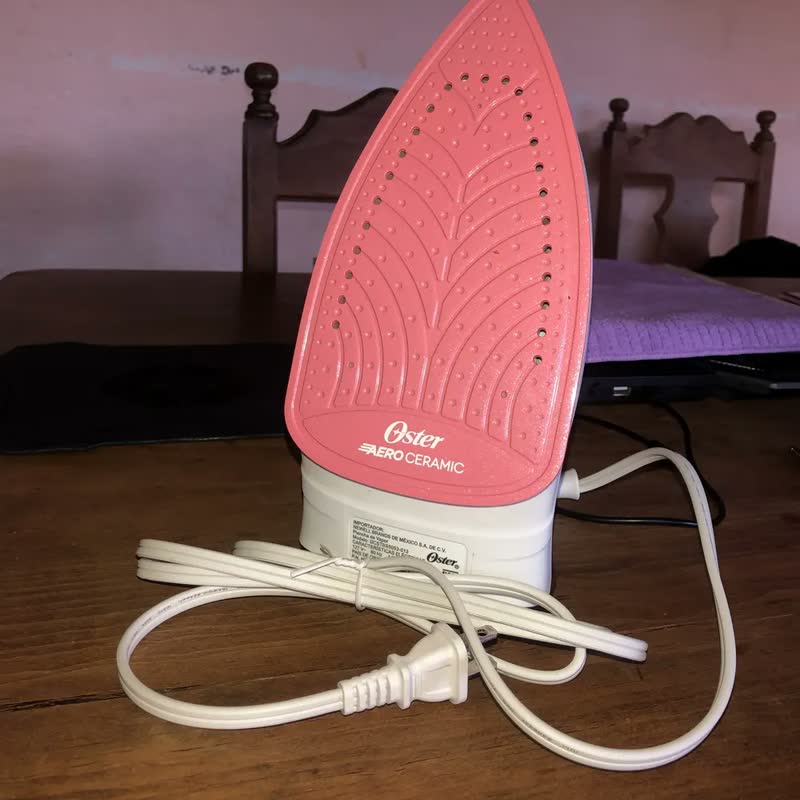 foto de Ferro a vapor com sola de cerâmica vermelha Oster Gcstbs5053
