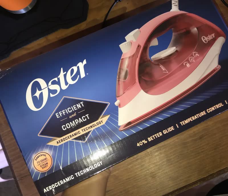 foto de Ferro a vapor com sola de cerâmica vermelha Oster Gcstbs5053