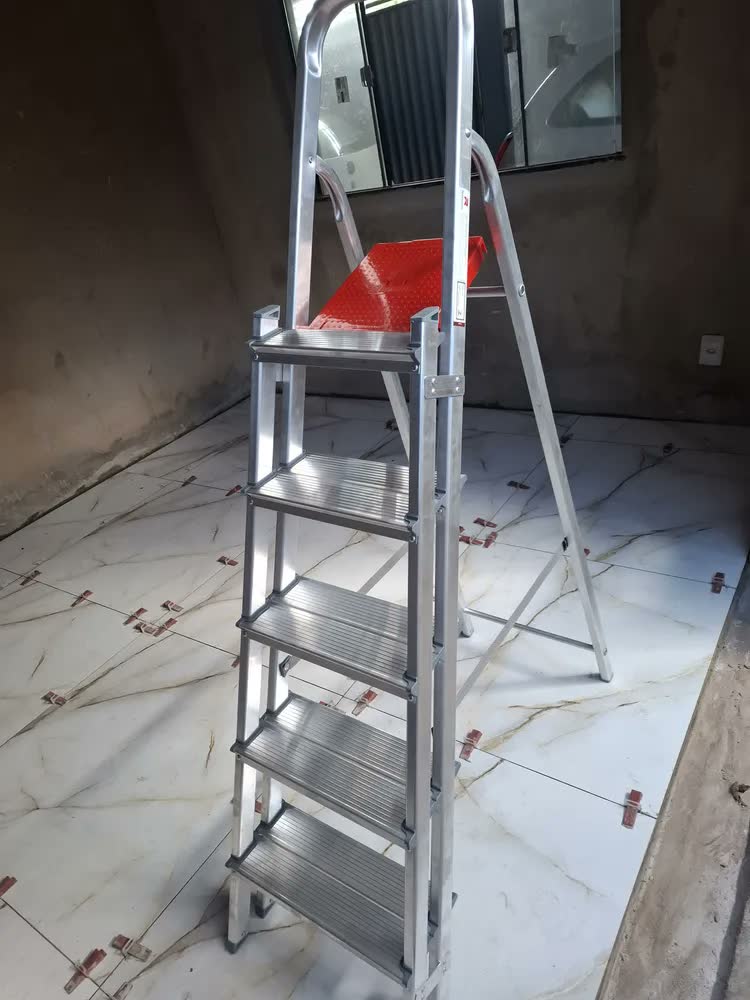 foto de Escada Alumínio Reisam 5 Degraus Tesoura Dobrável 120kg