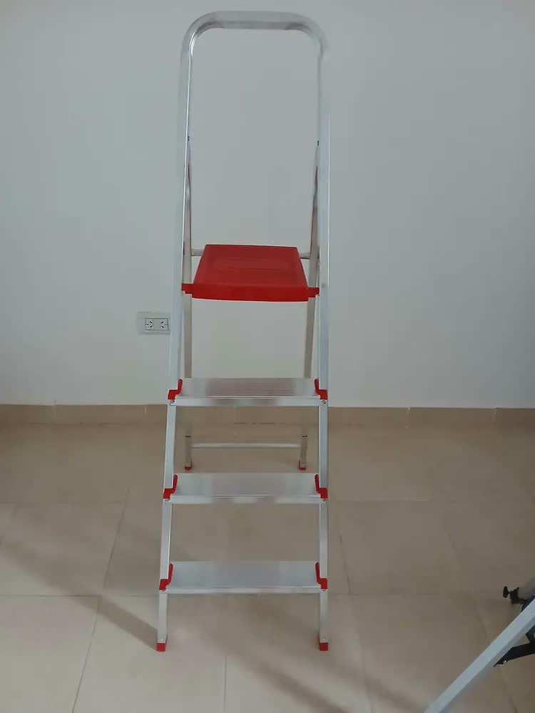 foto de Escada Botafogo Lar & Lazer ESC0063 Doméstica De Alumínio 4 Degraus Prata Cor Phantom red