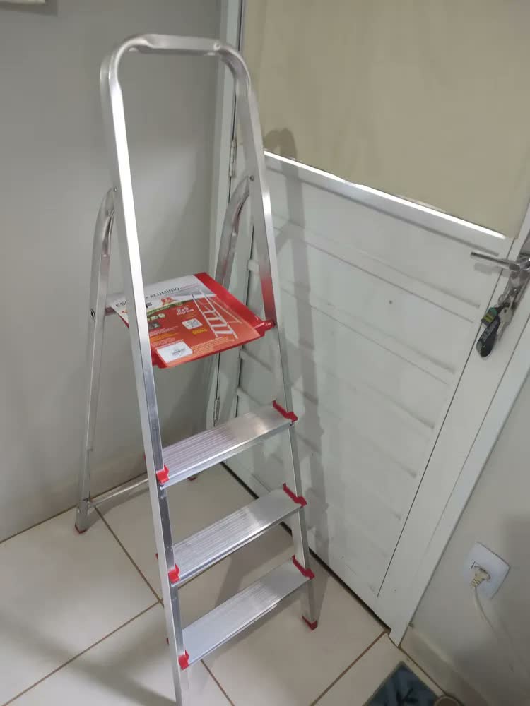 foto de Escada Botafogo Lar & Lazer ESC0063 Doméstica De Alumínio 4 Degraus Prata Cor Phantom red