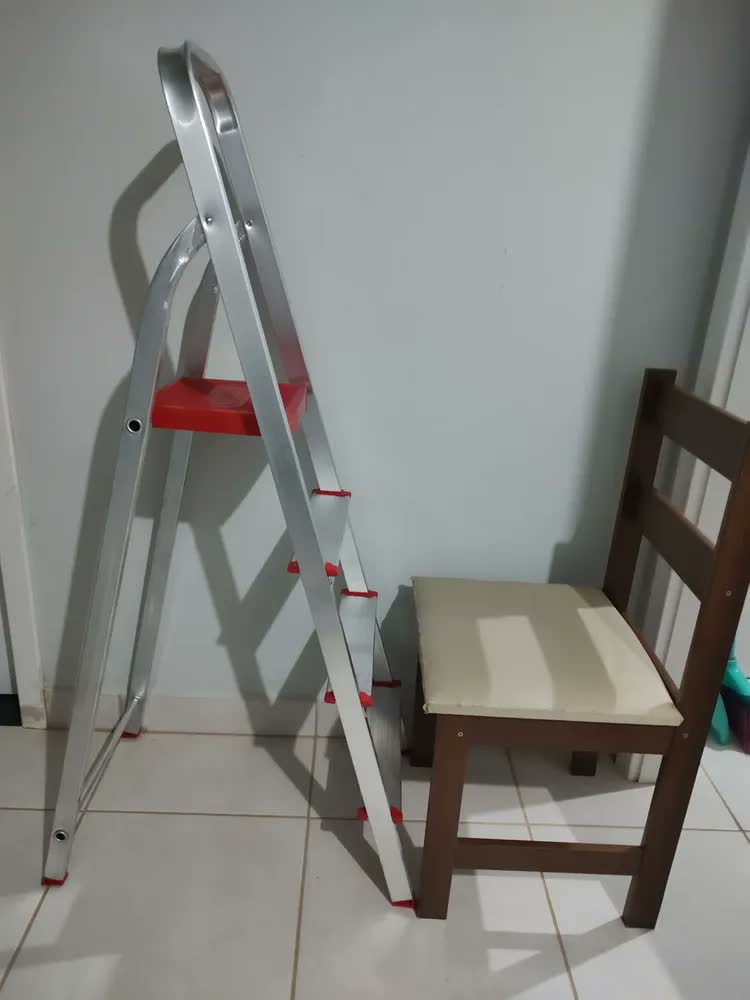 foto de Escada Botafogo Lar & Lazer ESC0063 Doméstica De Alumínio 4 Degraus Prata Cor Phantom red