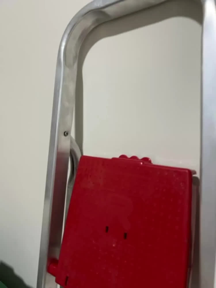 foto de Escada Doméstica Reisam Alumínio 5 Degraus Dobrável Peso Máx 120kg