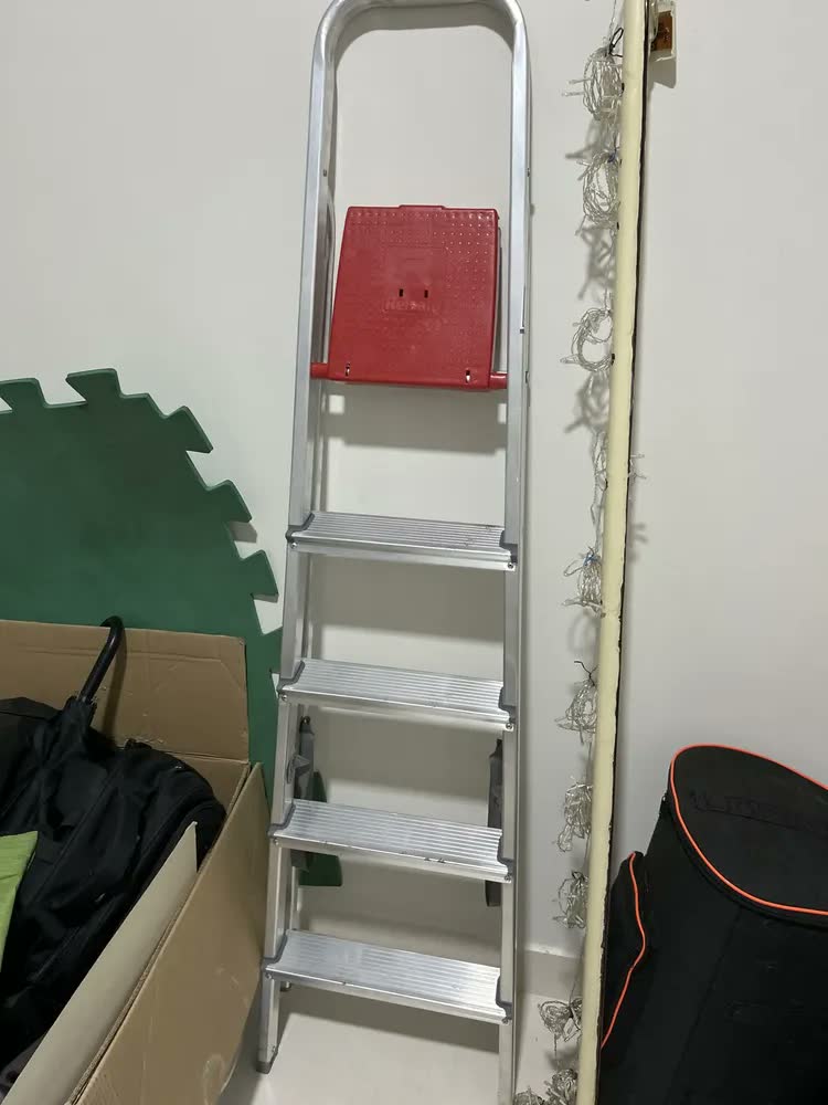 foto de Escada Doméstica Reisam Alumínio 5 Degraus Dobrável Peso Máx 120kg