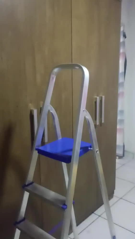 foto de Escada Doméstica Reisam Alumínio 5 Degraus Dobrável Peso Máx 120kg