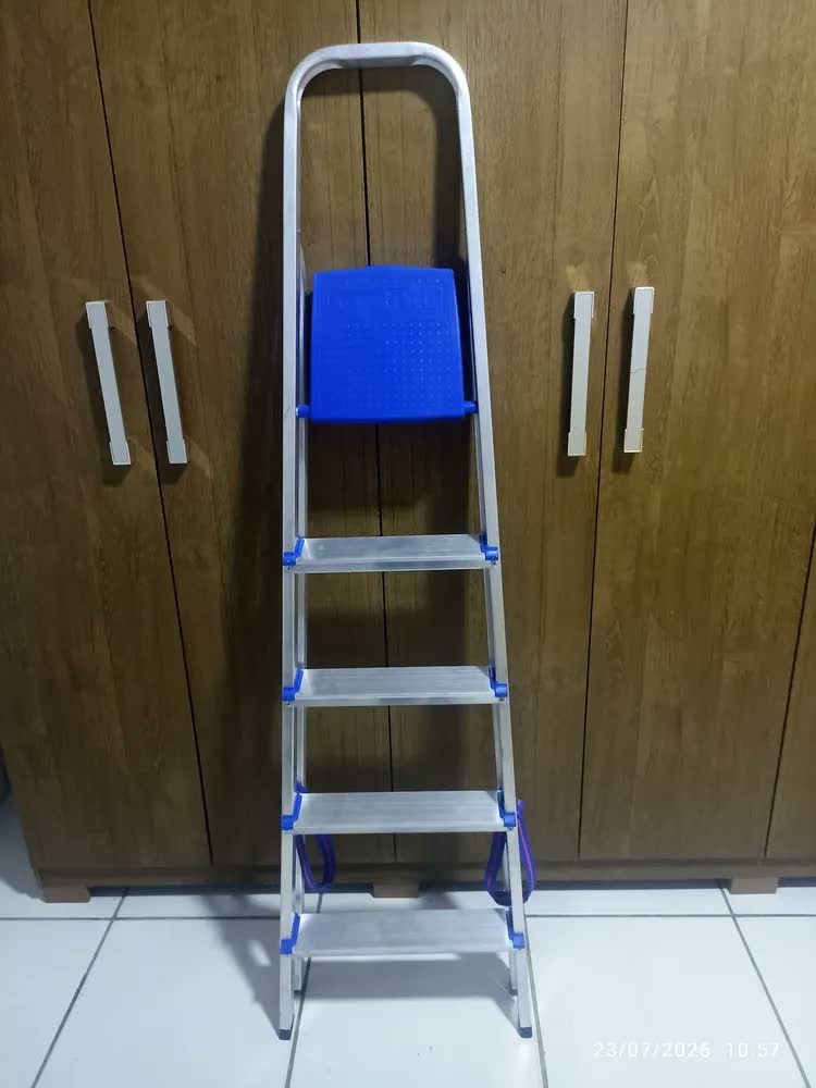 foto de Escada Doméstica Reisam Alumínio 5 Degraus Dobrável Peso Máx 120kg