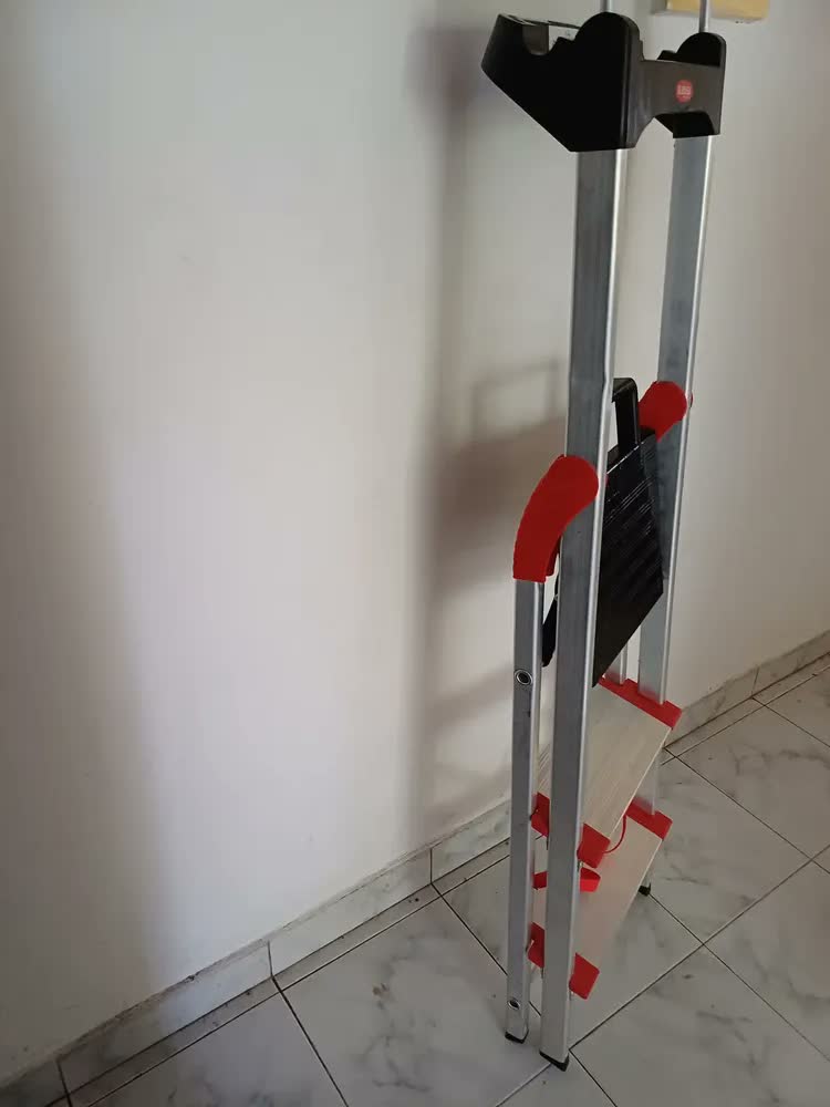 foto de Escada Alumínio 3 Degraus Largos 13cm Dobrável Comfort 150kg Alumasa
