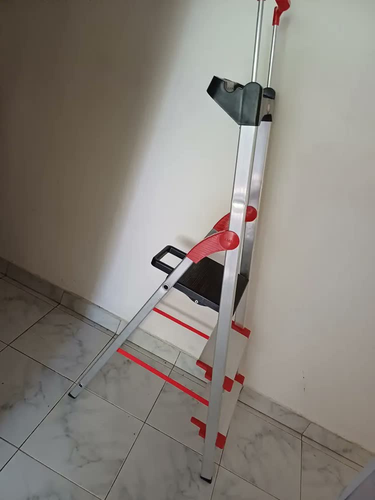 foto de Escada Alumínio 3 Degraus Largos 13cm Dobrável Comfort 150kg Alumasa