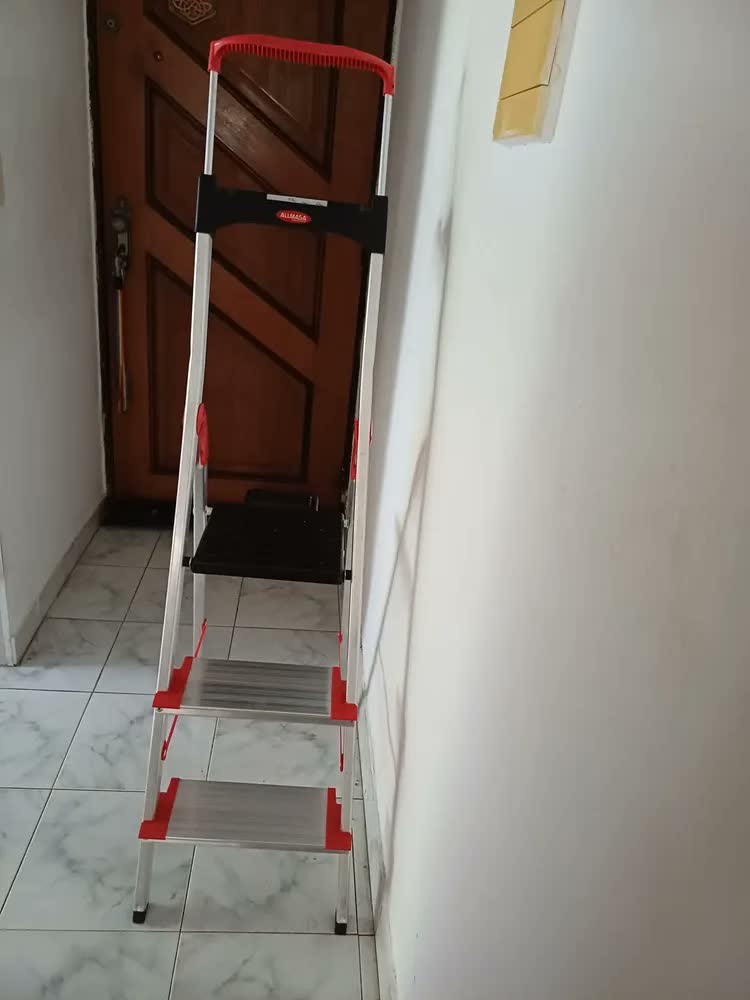 foto de Escada Alumínio 3 Degraus Largos 13cm Dobrável Comfort 150kg Alumasa