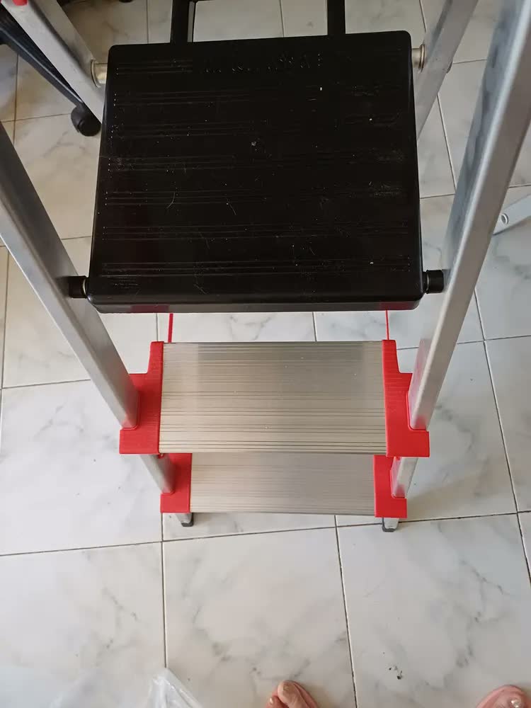 foto de Escada Alumínio 3 Degraus Largos 13cm Dobrável Comfort 150kg Alumasa