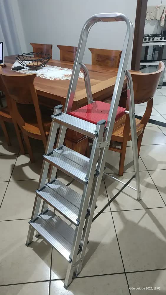 foto de Escada Alumínio Dobrável 4 Degraus Tesoura Reisam 1.3m