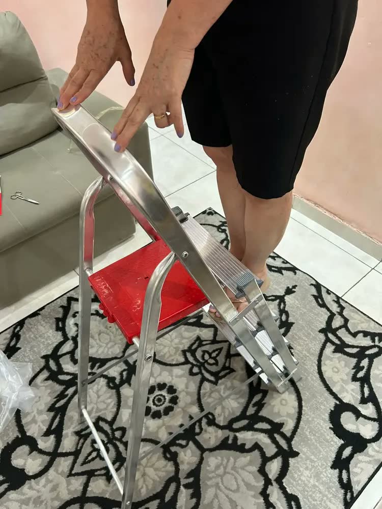 foto de Escada Alumínio Dobrável 4 Degraus Tesoura Reisam 1.3m