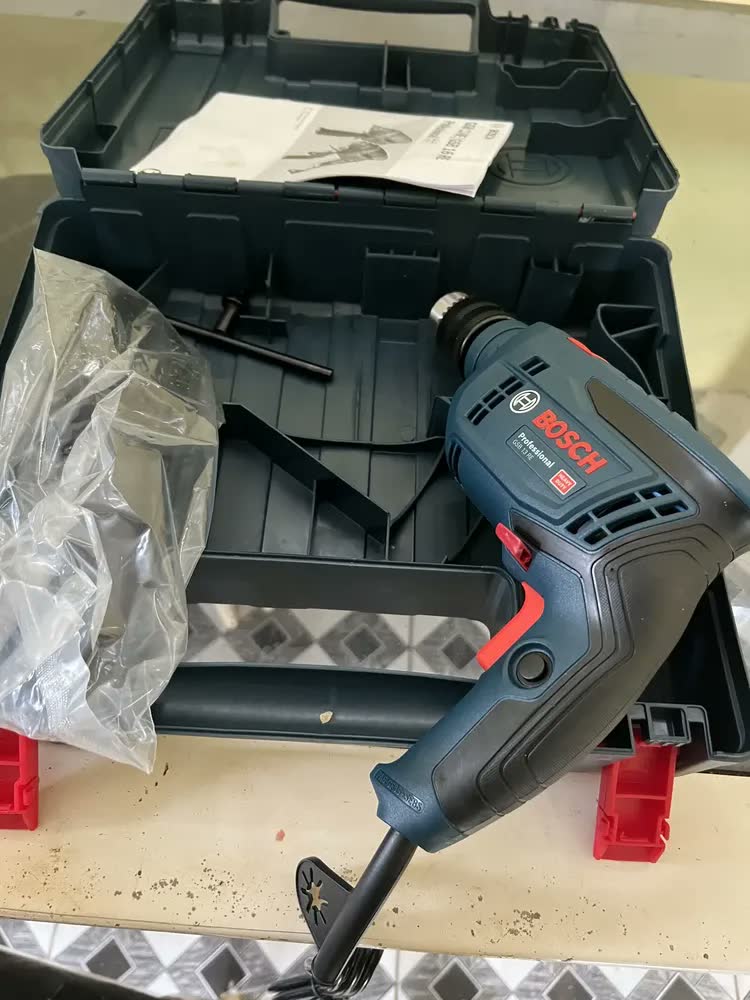 foto de Furadeira De Impacto Bosch 1/2 Gsb 13 Re 750w Professional Cor Azul