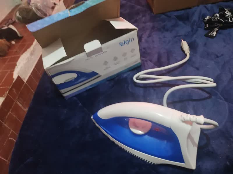foto de Ferro Seco Elgin Antiaderente Branco Azul 110v Iron Force Branco E Azul