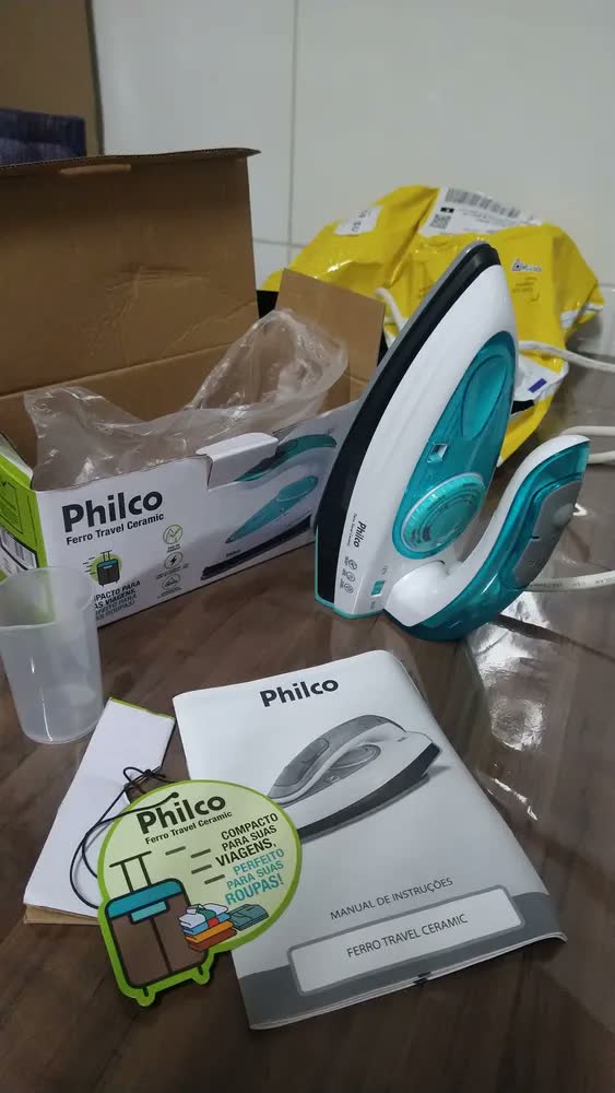 foto de Ferro De Passar Philco Travel Ceramic Vapor Extra Bivolt Azul-turquesa
