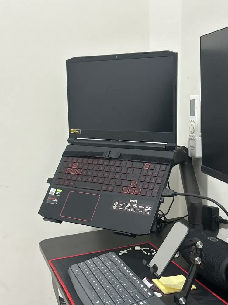 foto de Suporte Bandeja para Notebook 10 a 17 Polegadas 9kg ELG VESA 75x75 Compatível com Suporte de Monitor Aço Carbono Cinta de Segurança Preto FB7510
