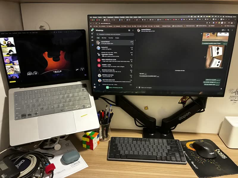 foto de Suporte Bandeja para Notebook 10 a 17 Polegadas 9kg ELG VESA 75x75 Compatível com Suporte de Monitor Aço Carbono Cinta de Segurança Preto FB7510