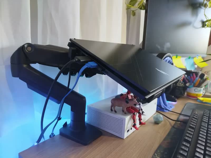 foto de Suporte Bandeja para Notebook 10 a 17 Polegadas 9kg ELG VESA 75x75 Compatível com Suporte de Monitor Aço Carbono Cinta de Segurança Preto FB7510