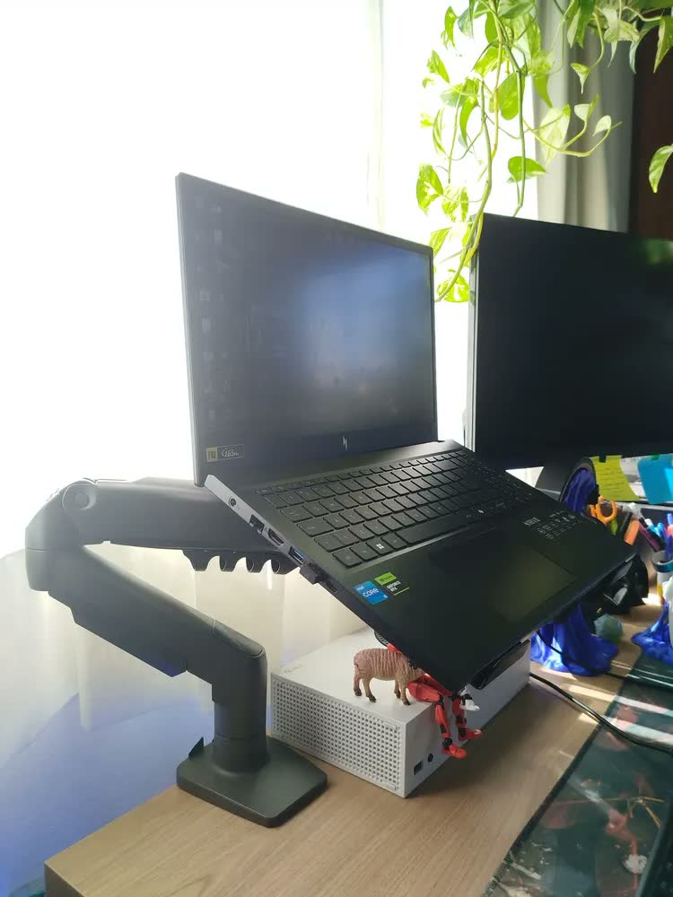 foto de Suporte Bandeja para Notebook 10 a 17 Polegadas 9kg ELG VESA 75x75 Compatível com Suporte de Monitor Aço Carbono Cinta de Segurança Preto FB7510