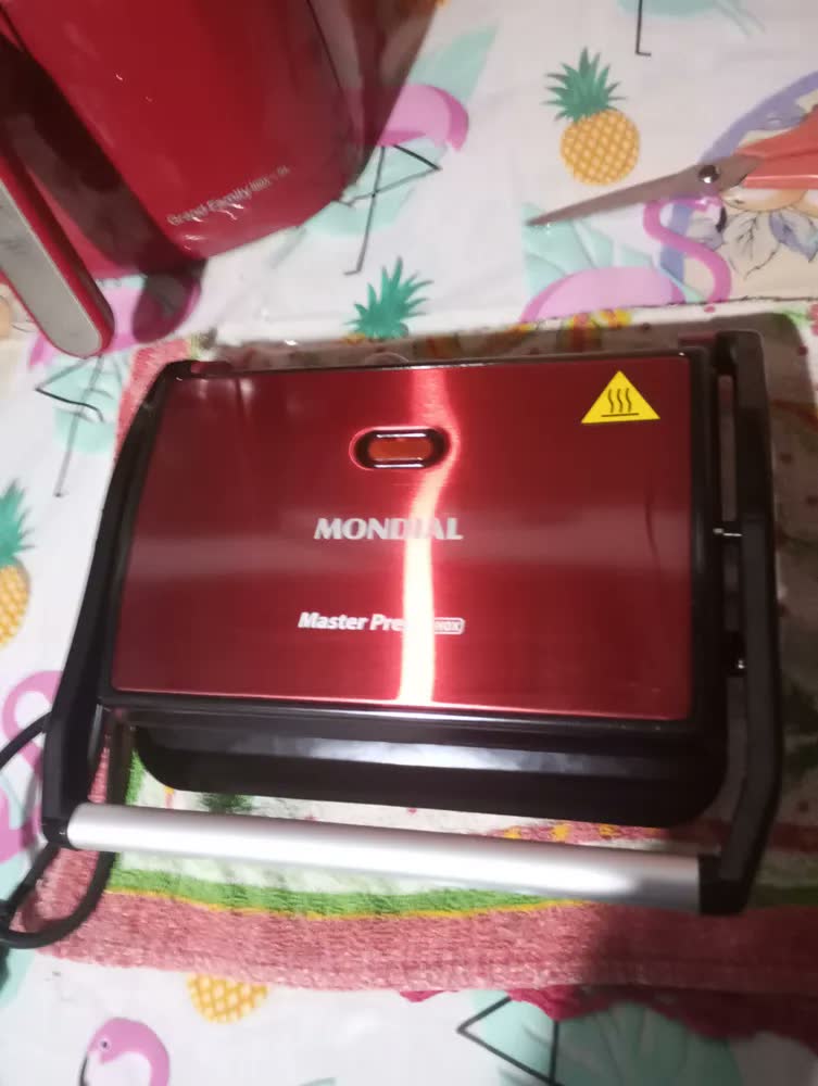 foto de Grill e Sanduicheira Press Grill Red Ceramic PG-01-RC Vermelho e Preto 1000W Mondial