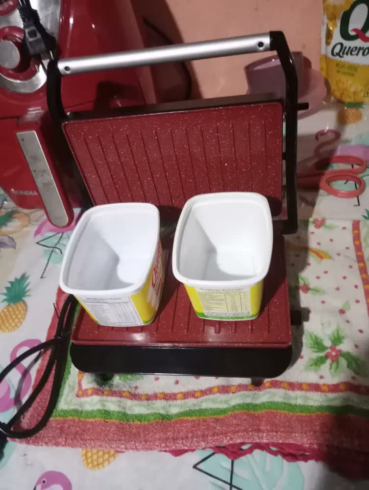 foto de Grill e Sanduicheira Press Grill Red Ceramic PG-01-RC Vermelho e Preto 1000W Mondial