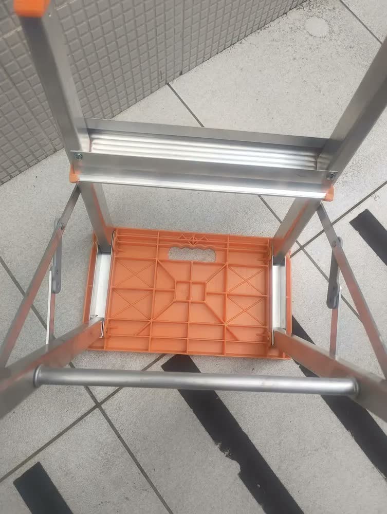 foto de Escada 2 Degraus Alumínio Ágata Laranja Dobrável Antiderrapante