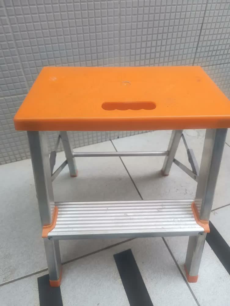 foto de Escada 2 Degraus Alumínio Ágata Laranja Dobrável Antiderrapante
