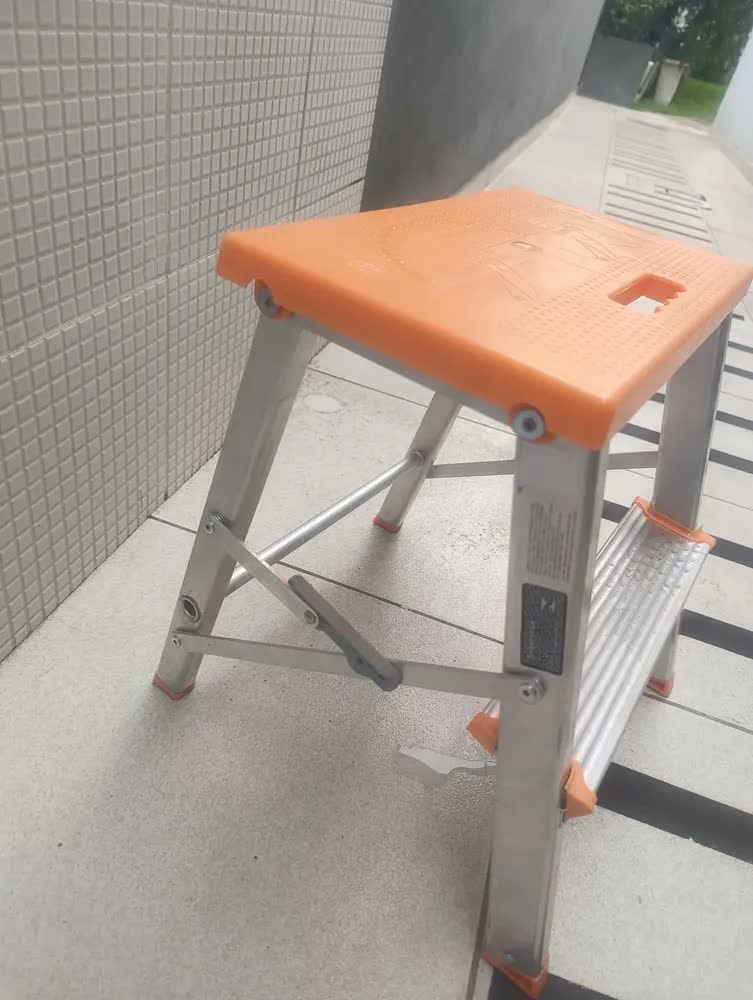foto de Escada 2 Degraus Alumínio Ágata Laranja Dobrável Antiderrapante