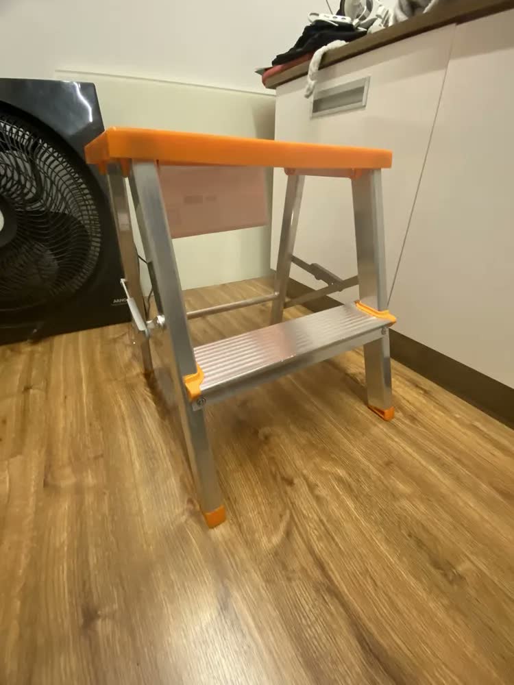 foto de Escada 2 Degraus Alumínio Ágata Laranja Dobrável Antiderrapante