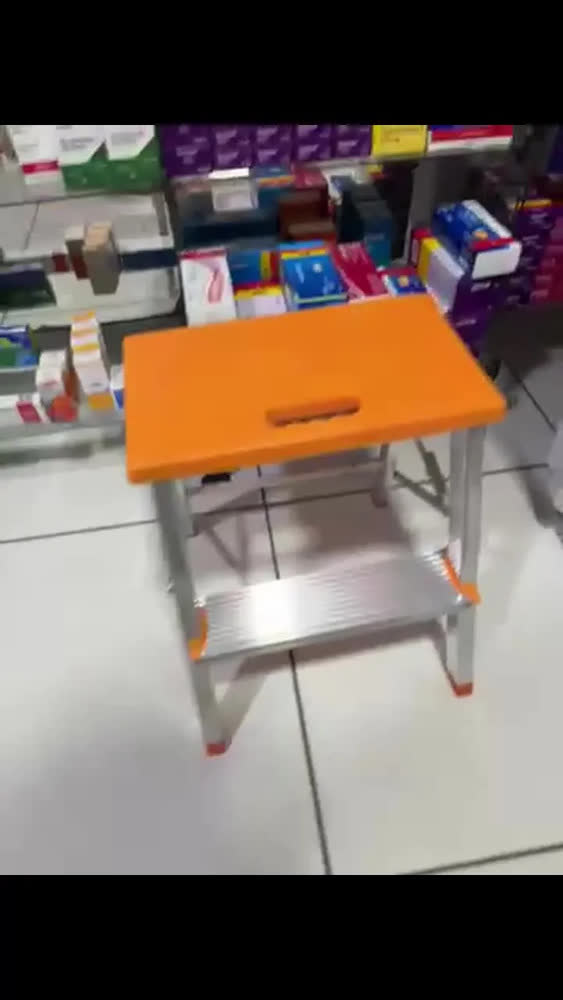 foto de Escada 2 Degraus Alumínio Ágata Laranja Dobrável Antiderrapante