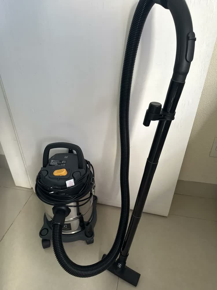 foto de Aspirador de Pó e Água Electrolux GT12i 1500W 12L 8,5L útil total função sopro compacto líquidos químicos inox protetor térmico
