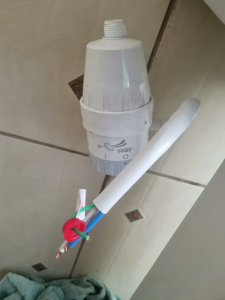 foto de Aquecedor Elétrico Fame 5400W Para Torneira e Lavatório Clima Frio 4026