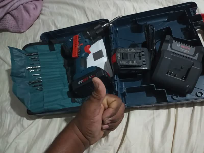 foto de Furadeira Parafusadeira Bosch Impacto 2 Baterias Carregador sem Fio 18V Azul GSB185LI-2BX