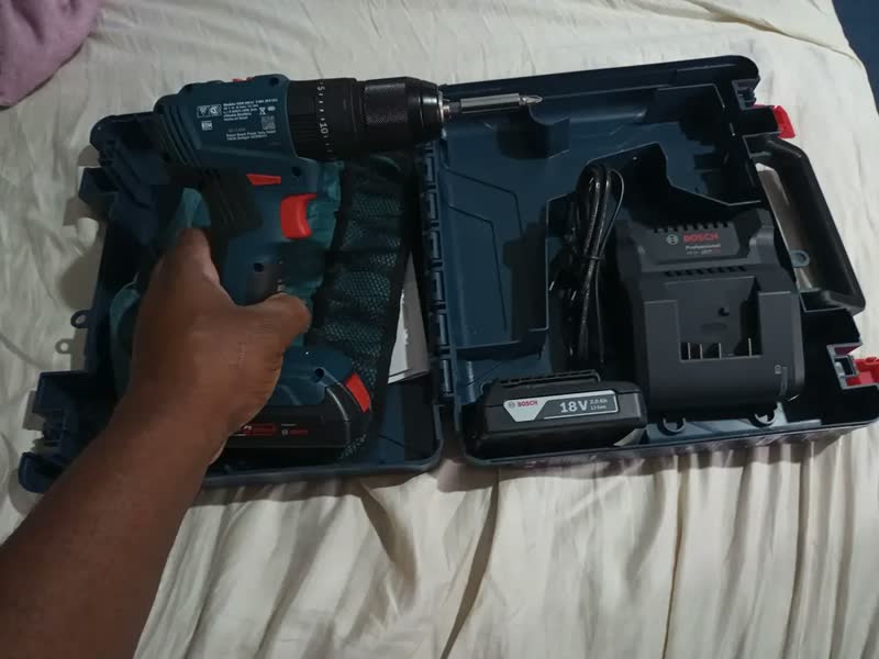 foto de Furadeira Parafusadeira Bosch Impacto 2 Baterias Carregador sem Fio 18V Azul GSB185LI-2BX