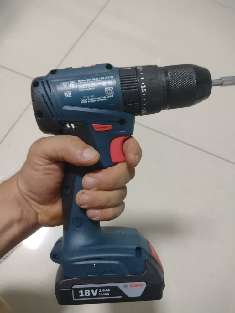 foto de Furadeira Parafusadeira Bosch Impacto 2 Baterias Carregador sem Fio 18V Azul GSB185LI-2BX