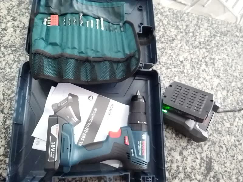 foto de Furadeira Parafusadeira Bosch Impacto 2 Baterias Carregador sem Fio 18V Azul GSB185LI-2BX