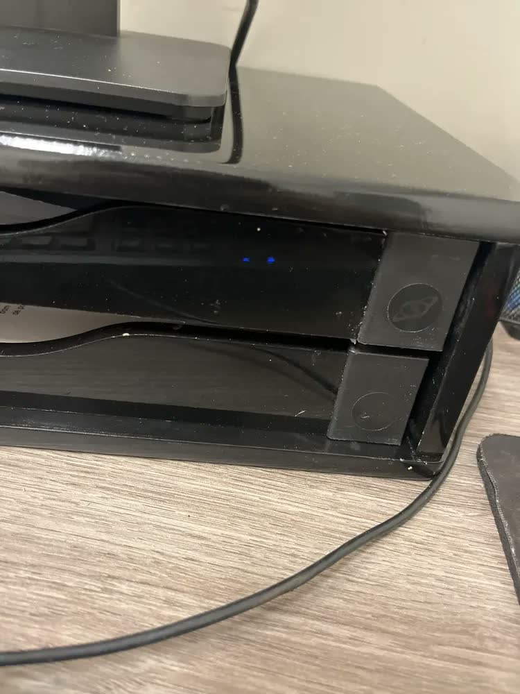 foto de Suporte Monitor Mesa Souza Preto 2 Gavetas MDF Black Piano Fixo
