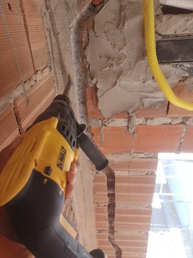 foto de Martelete Perfurador e Rompedor Dewalt Modelo D25133K com 9 Acessórios Potência de 800W