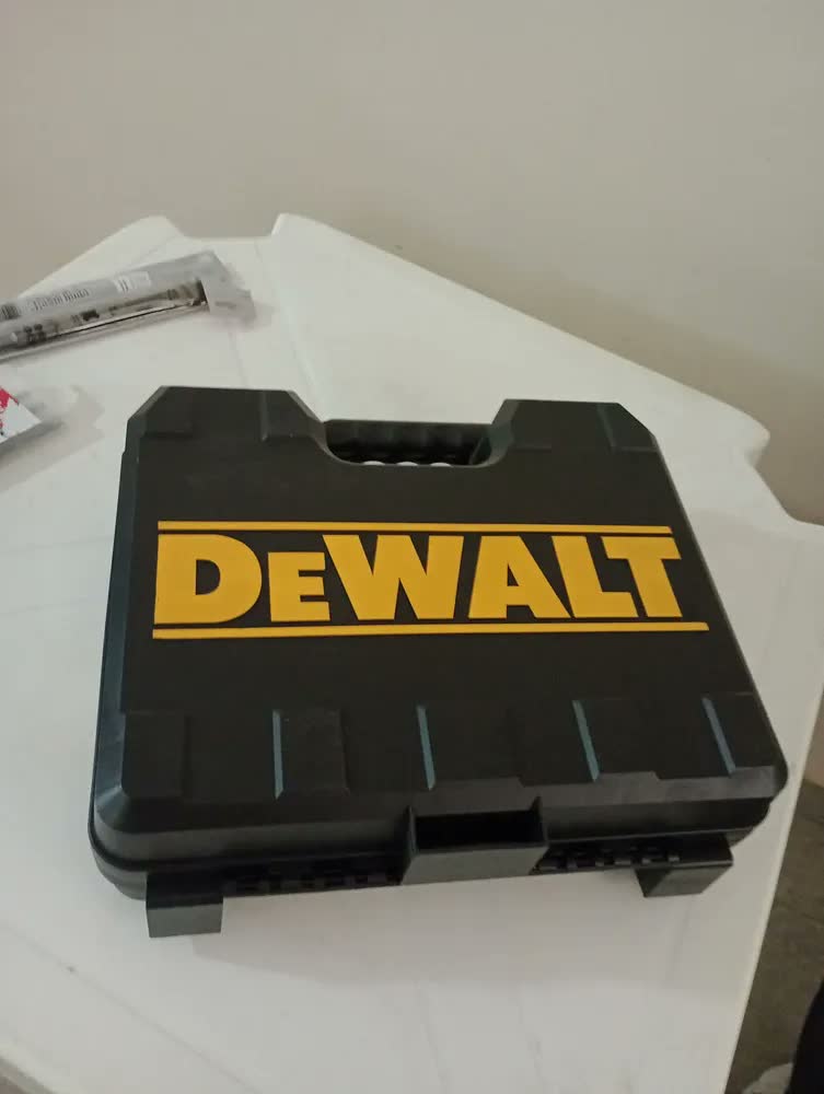 foto de Martelete Perfurador e Rompedor Dewalt Modelo D25133K com 9 Acessórios Potência de 800W