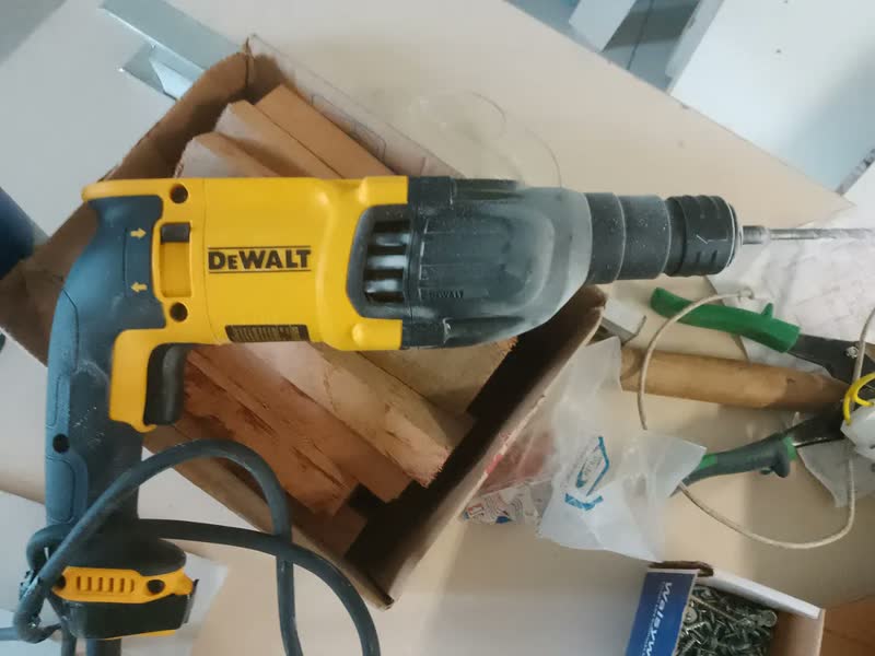 foto de Martelete Perfurador e Rompedor Dewalt Modelo D25133K com 9 Acessórios Potência de 800W
