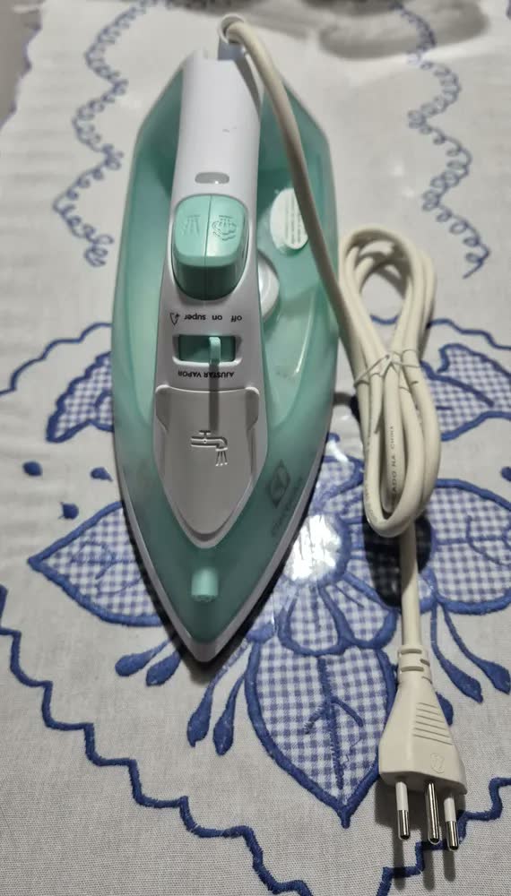 foto de Ferro de Passar Roupa Seco e Vapor base antiaderente ceramica 1200W cabo 1,65m Electrolux vapor vertical extra anti gotejamento SIE70