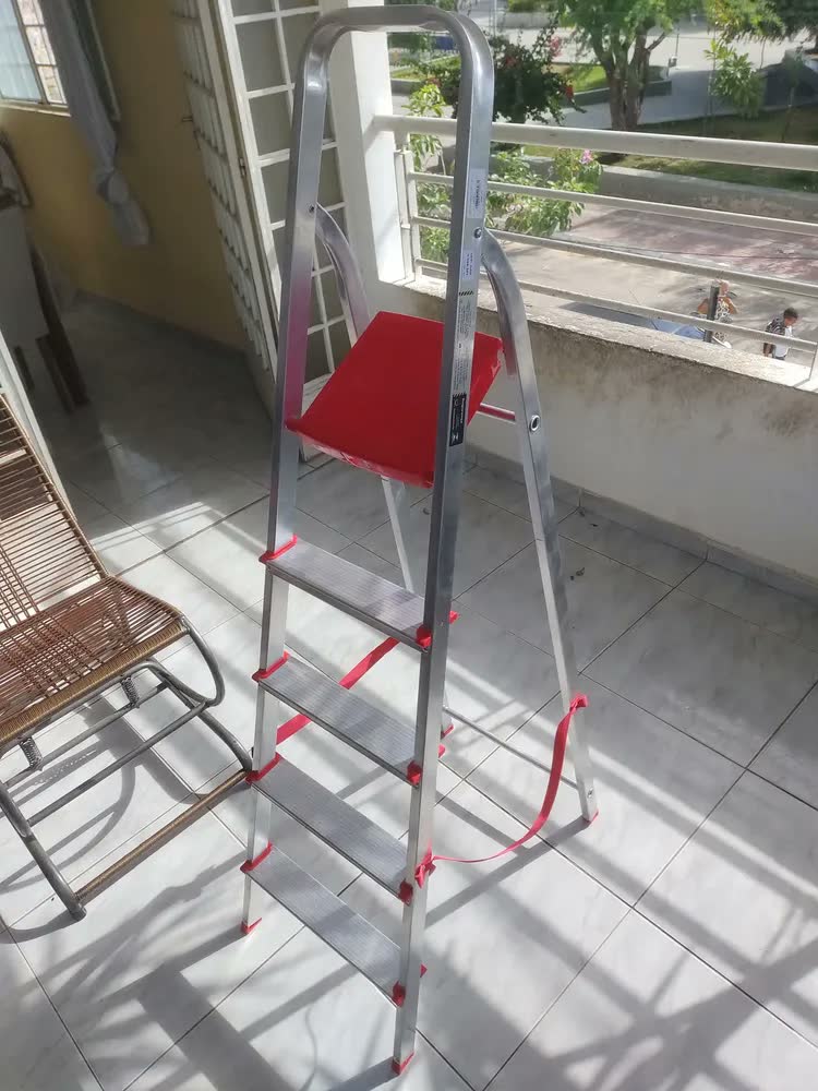 foto de Escada Alumínio Botafogo Dobrável 5 Degraus Doméstica Prateada