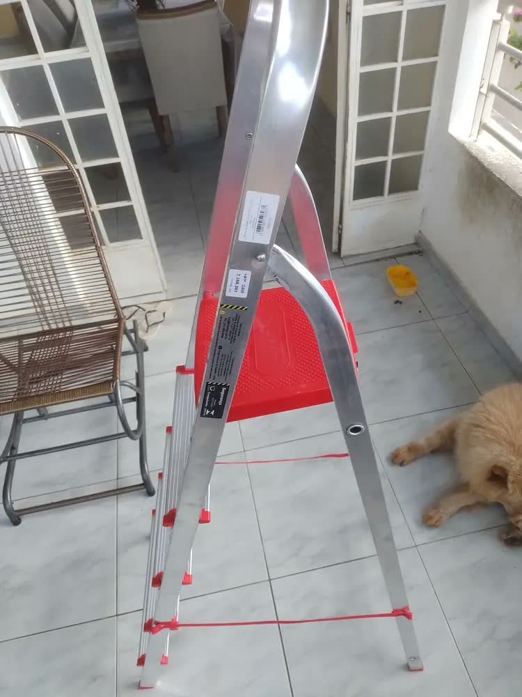 foto de Escada Alumínio Botafogo Dobrável 5 Degraus Doméstica Prateada
