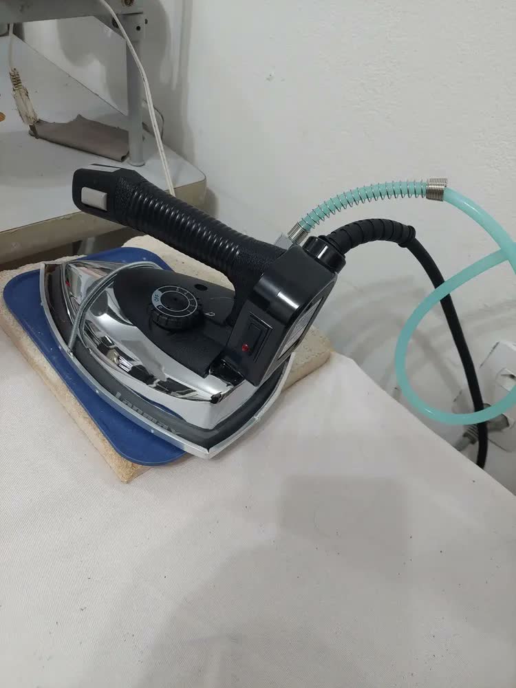 foto de Ferro de Passar a Vapor Lanmax Industrial 1300W Tanque de Água 3.5L