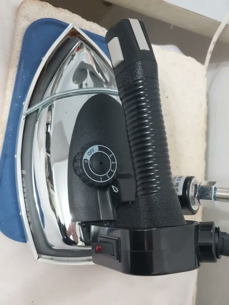 foto de Ferro de Passar a Vapor Lanmax Industrial 1300W Tanque de Água 3.5L